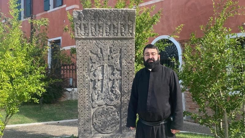 Padre Hamazasp vicino alla croce armena / Foto Vera Mantengoli
