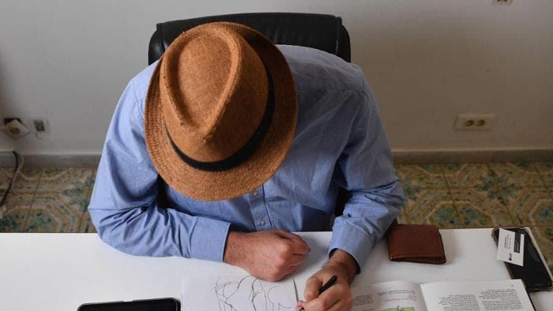 Z &egrave; uno dei caricaturisti pi&ugrave; seguiti in Tunisia: soltanto la sua famiglia conosce la sua vera identit&agrave;.
