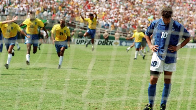 Roby Baggio dopo aver falito il rigore che diede la vittoria del mondiale al Brasile nel '94
