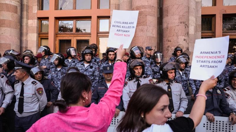 Manifestanti protestano&nbsp;a Erevan, in Armenia,&nbsp;davanti all&rsquo;ingresso&nbsp;del Palazzo del governo

