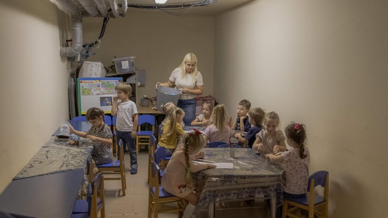 Bambini nel rifugio di un asilo a&nbsp;Kryvyi Rih, in Ucraina
