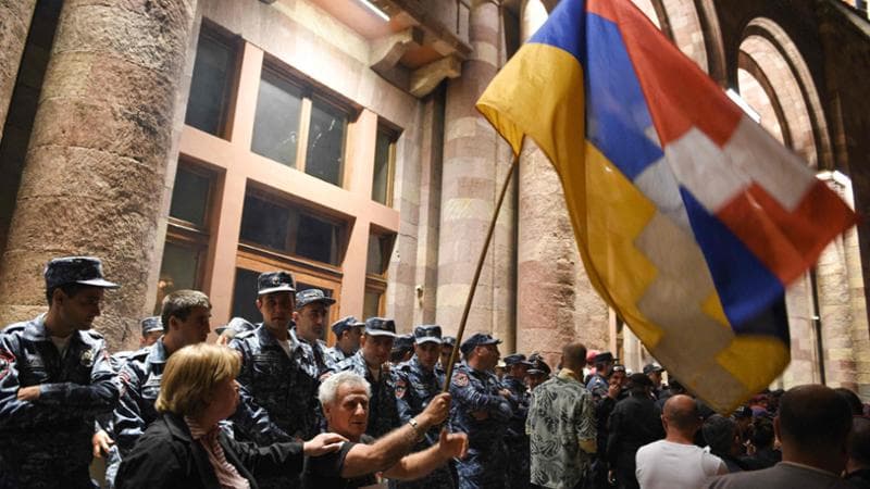 "Dopo la resa del Nagorno, il governo armeno non cadrà: sta incanalando la rabbia della gente verso la Russia”