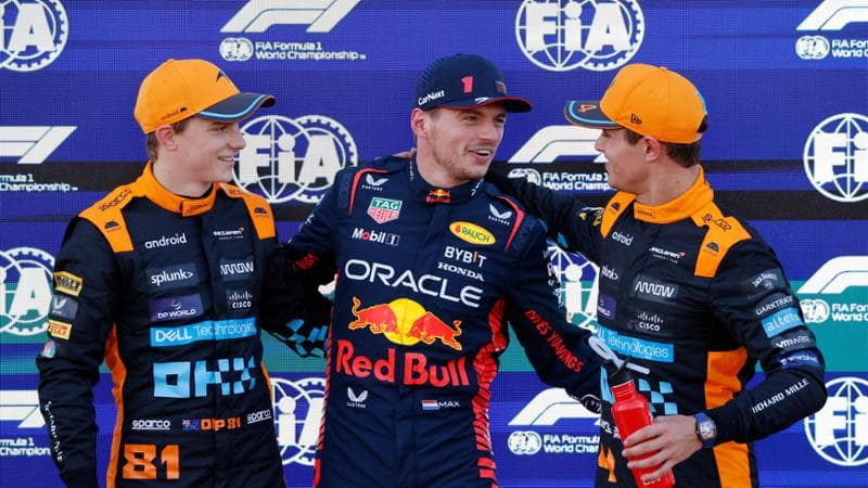Verstappen (al centro) con Piastri e Norris
