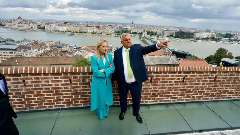 Giorgia Meloni con Viktor Orban al Demographic Summit di Budapest
