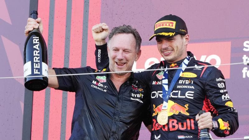 Christian Horner e Max Verstappen sul podio del Gp del Giappone
