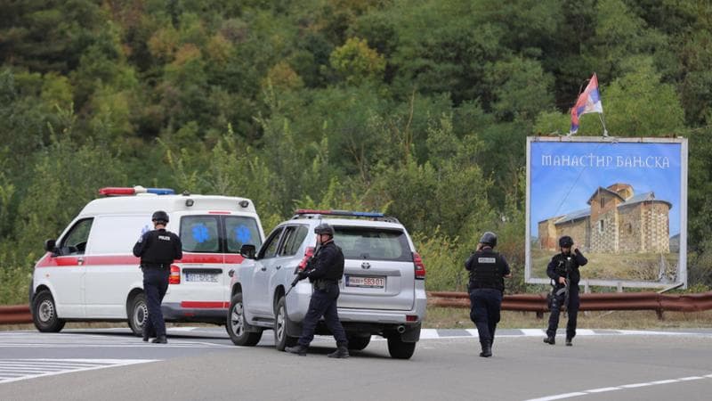 Attacco alla polizia kosovara, morto un agente. Kurti contro la Serbia: “Criminalità organizzata sostenuta da Belgrado”