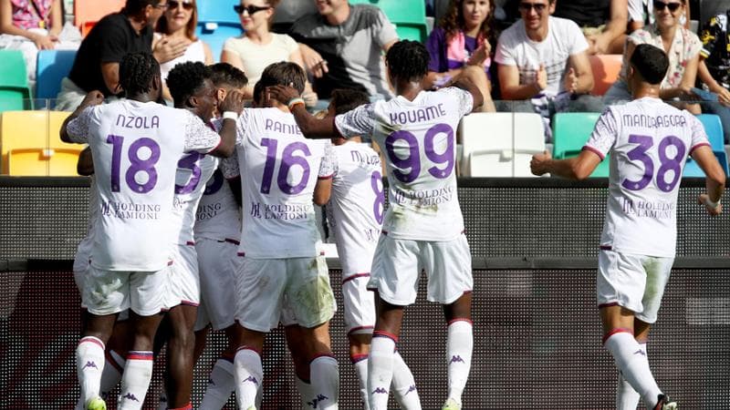 Martinez Quarta festeggiato dai compagni dopo il gol
