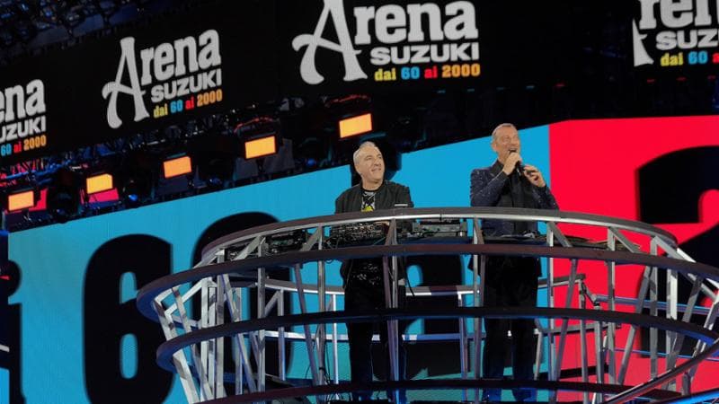 Amadeus con il dj Massimo Alberti nella prima puntata di 'Arena Suzuki dai 60 ai 2000
