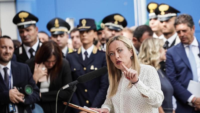 La presidente del Consiglio Giorgia Meloni nel corso della conferenza stampa al Parco Verde di Caivano
