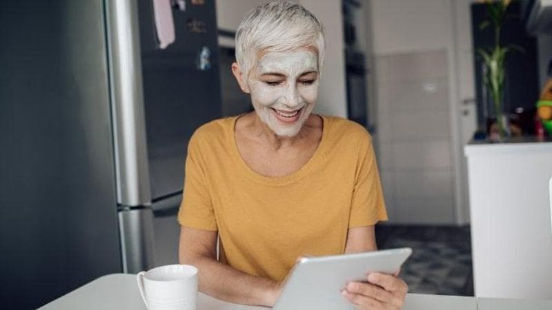 Iperconnessi, social ed eco-ansiosi: la vita segreta (e digitale) degli adulti
