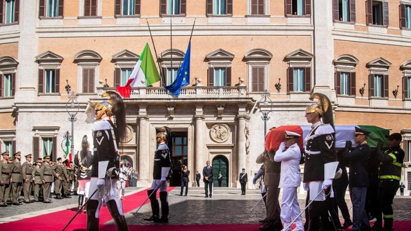 L’ultimo omaggio dei presidenti a Napolitano. Gli imbarazzi della destra