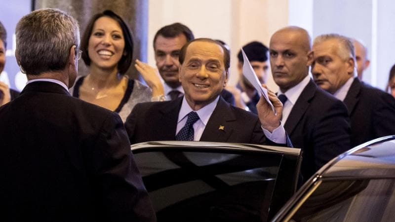 Berlusconi in ologramma per il B-day di Paestum: il Cavaliere come Erdogan e Mélenchon. E si avvera la profezia di Grillo