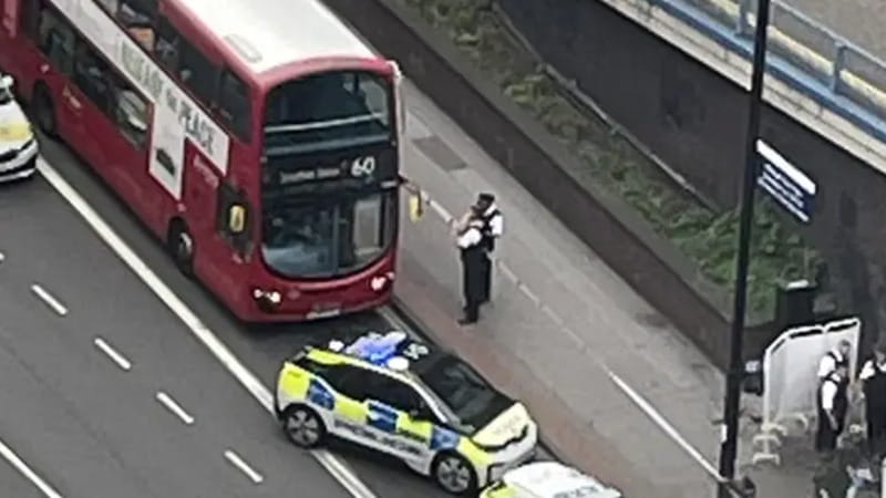 Londra, 15enne uccisa a coltellate mentre si reca a scuola: arrestato un coetaneo