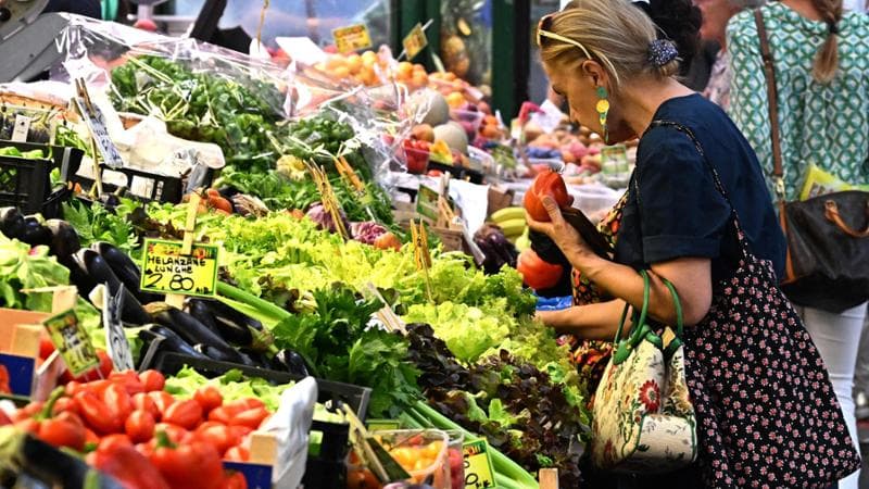 L’inflazione fa ridurre lo spreco alimentare: in Italia giù del 25 per cento ma si butta ancora troppa frutta e verdura
