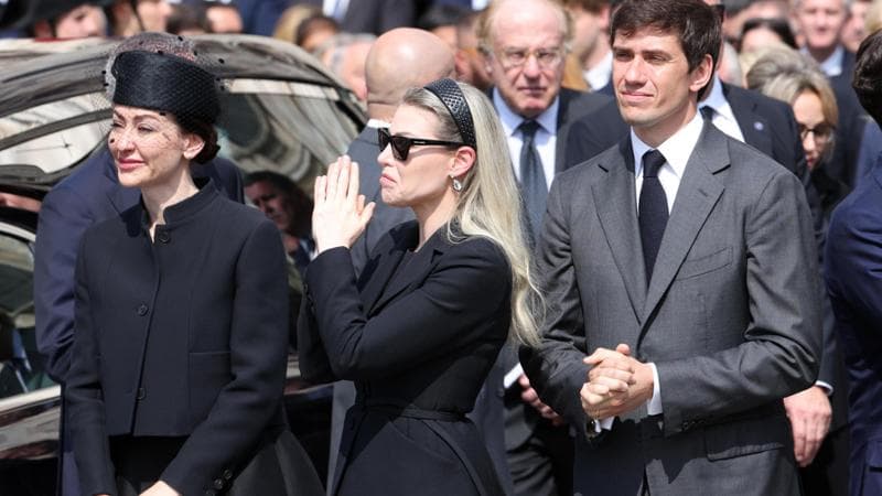 Eleonora, Barbara e Luigi Berlusconi al funerale del padre Silvio

