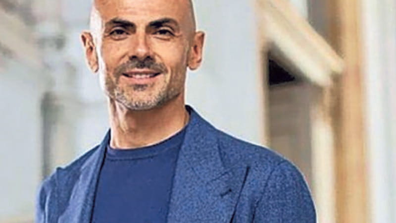 Collezionismo, Gli appassionati.&nbsp;Mercanteinfiera attira collezionisti di ogni et&agrave; e di ogni disponibilit&agrave;, in sintonia con la sua vocazione ecumenica. Fra i tanti collezionisti che andranno a Parma, anche il fashion wedding designer , Enzo Miccio (nella foto), &ldquo;paladino del buon gusto&rdquo;, come ama definirsi, e appassionato di arredamento vintage e d&rsquo;autore.
