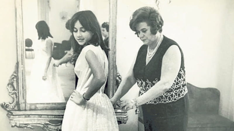 La regina delle spose.&nbsp;Clara Centinaro, &ldquo;regina della moda nuziale&rdquo;, nel suo atelier romano aperto nel 1952, durante la prova di un abito da sposa
