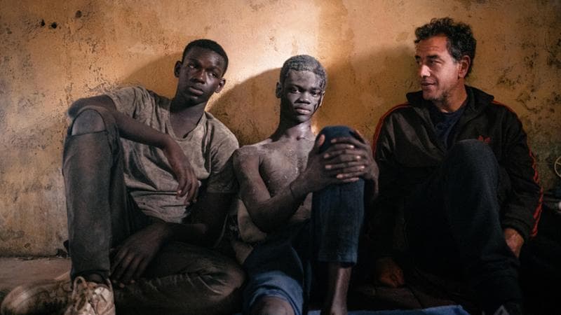 il regista Matteo Garrone e gli attori Mustapha Fall e Seydou Sarr in una pausa sul set (Greta De Lazzaris x3)
