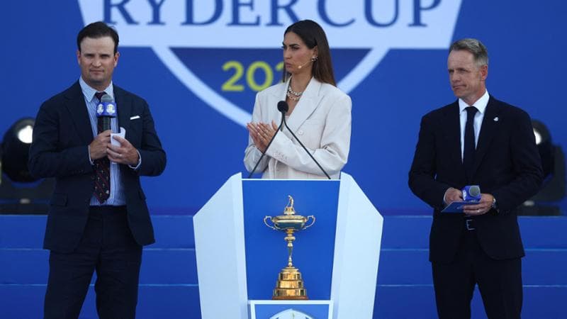 La presentatrice Melissa Satta sul palco coi capitani degli Usa Zach Johnson e dell'Europa&nbsp;Luke Donald
