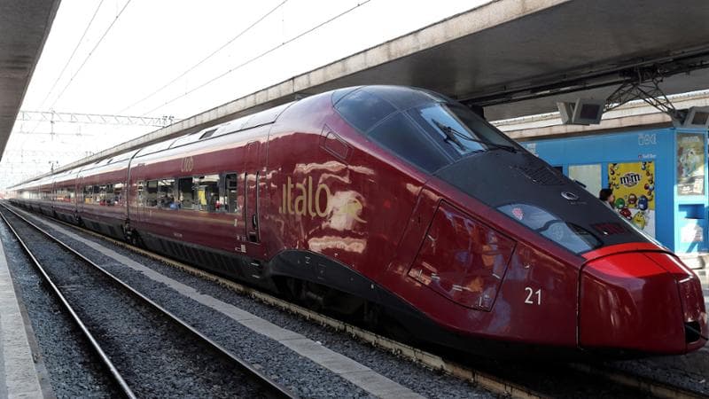 Un treno Italo ad Alta Velocit&agrave; alla stazione Termini di Roma. REUTERS/Stefano Rellandini/File Photo
