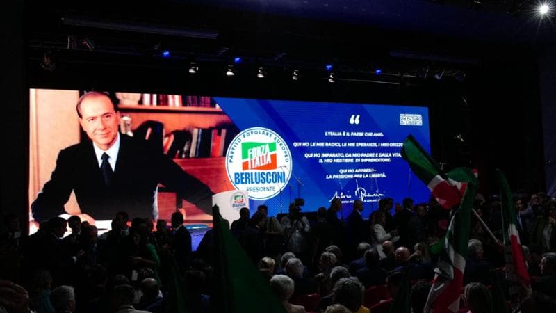 Il palco del Berlusconi Day a Paestum (fotoservizio del nostro inviato Concetto Vecchio)
