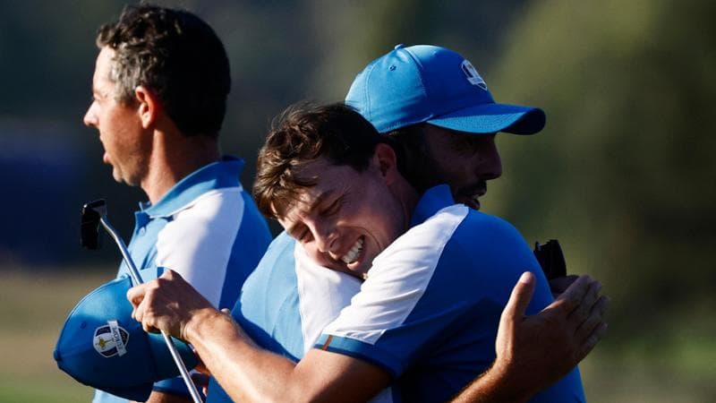 L'abbraccio tra&nbsp;Matt Fitzpatrick e Francesco Molinari, vicecapitano della Ryder Cup
