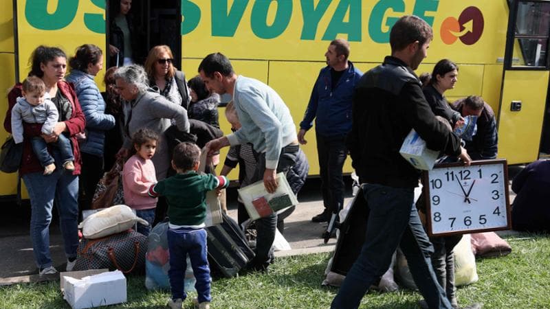 Rifugiati armeni aspettano di essere evacuati nel centro di Goris (Alain Jocard&nbsp;/ Afp)
