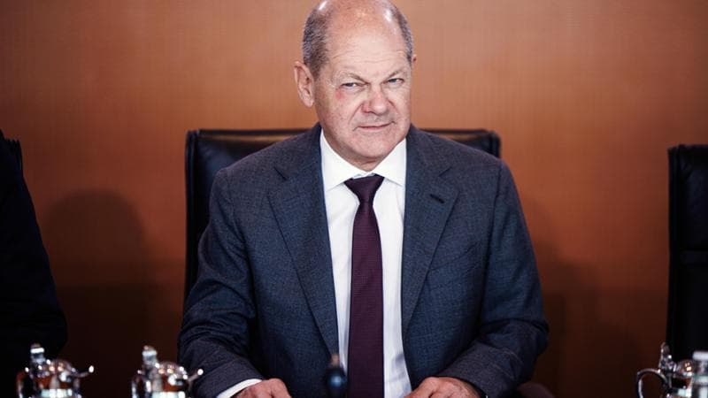Il cancelliere tedesco Scholz: “Troppi rifugiati, intensifichiamo i controlli ai confini”