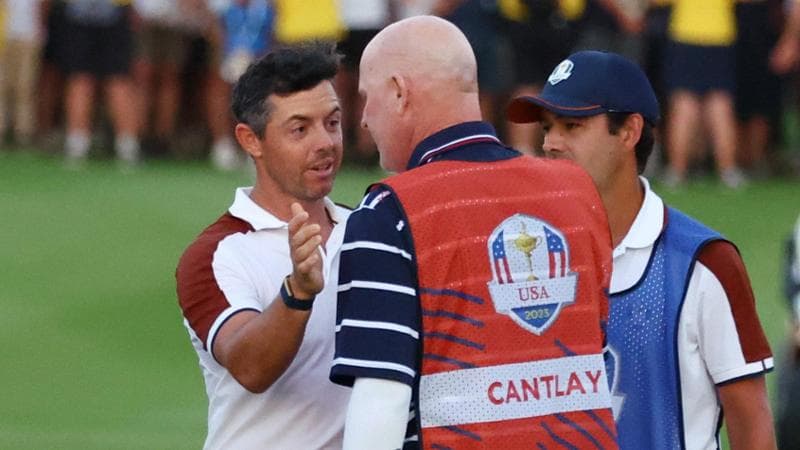 Rory McIlroy discute con Joe LaCava, caddie di Patrick Cantlay, prima della rissa sfiorata con&nbsp;Jim "Bones" Mackay
