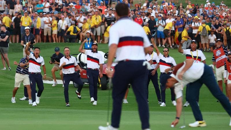 Gli americani esultano dopo la vittoria di Cantlay
