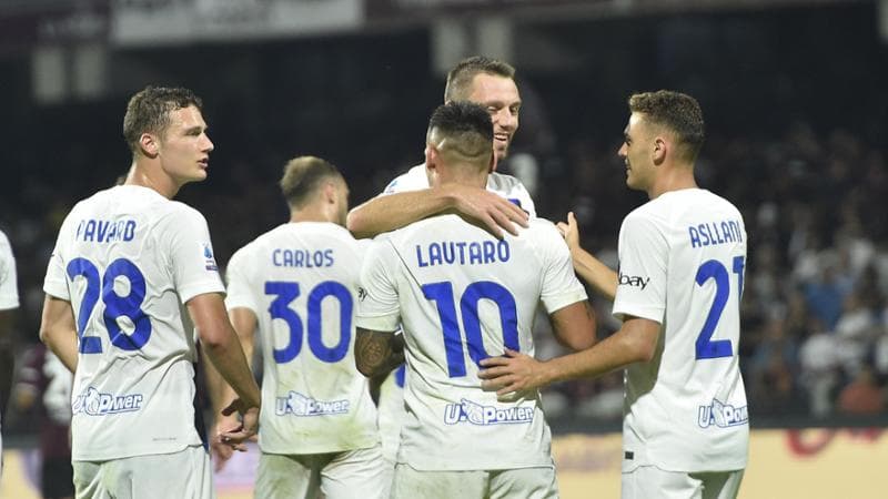 Lautaro Martinez festeggiato dai compagni dopo il gol del 3 a 0 alla Salernitana

