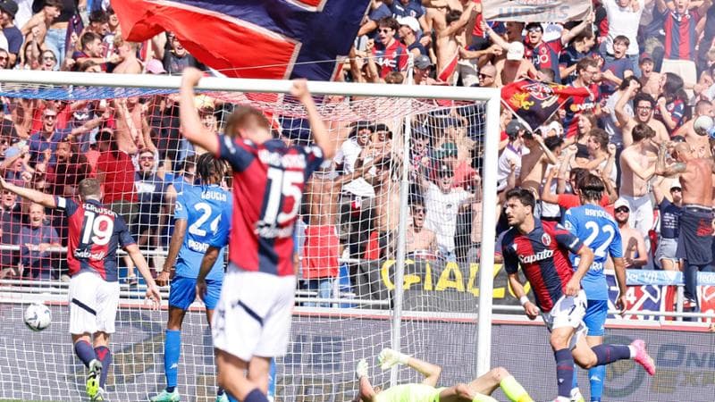 Orsolini esulta dopo il gol
