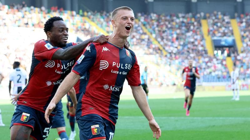 Gudmundsson festeggiato da Haps dopo il gol del 2 a 1
