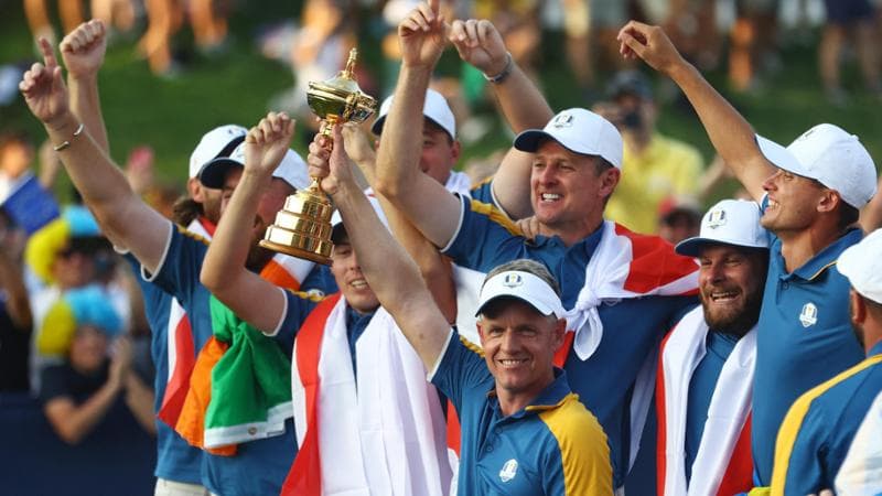 Il capitano europeo Luke Donald alza la coppa
