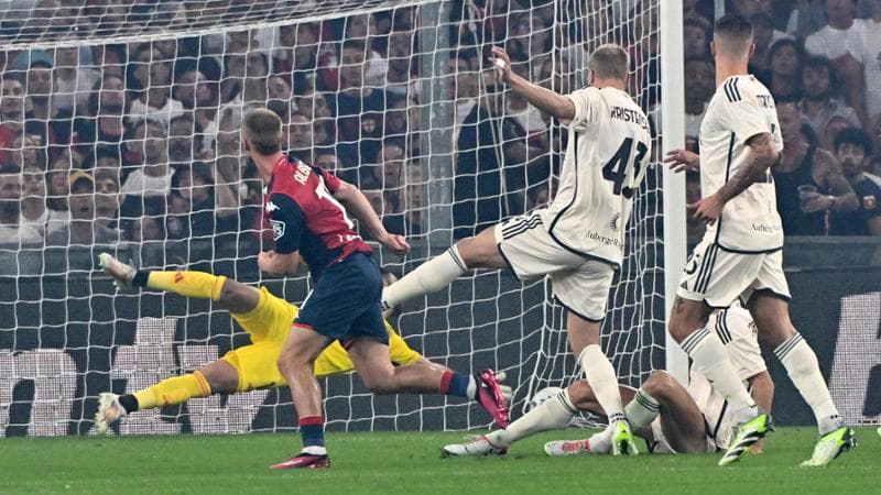 Albert Gudmundsson segna nel match contro la Roma
