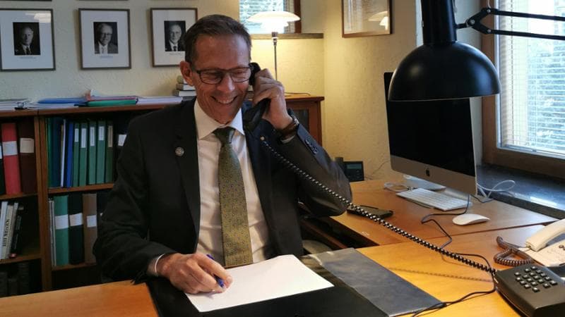 Il segretario del Comitato Nobel, Thomas Perlmann, telefona ai vincitori
