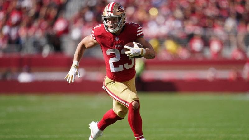 Nfl, McCaffrey non lo ferma nessuno, Niners e Eagles uniche imbattute. Emozione per il ritorno di Hamlin in campo