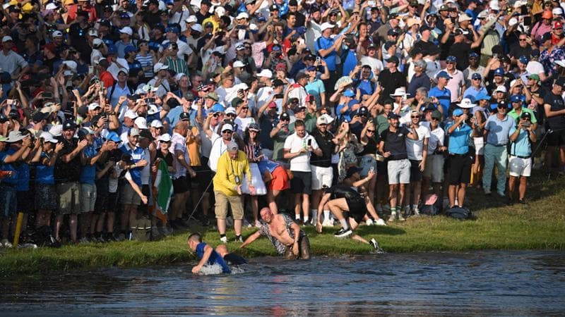 Gli spettatori si gettano nel laghetto dopo la vittoria dell'Europa
