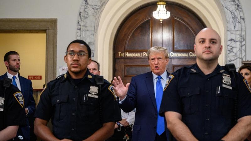 Trump in aula al processo per frode. Sfida ai giudici: “È tutta una farsa”