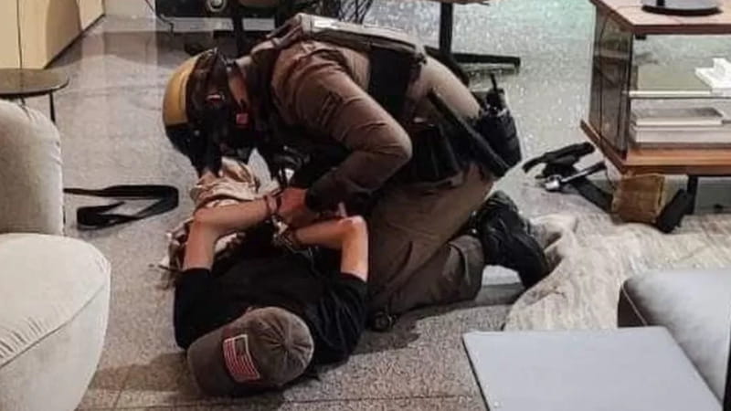 Il momento dell'arresto / Foto Polizia thailandese
