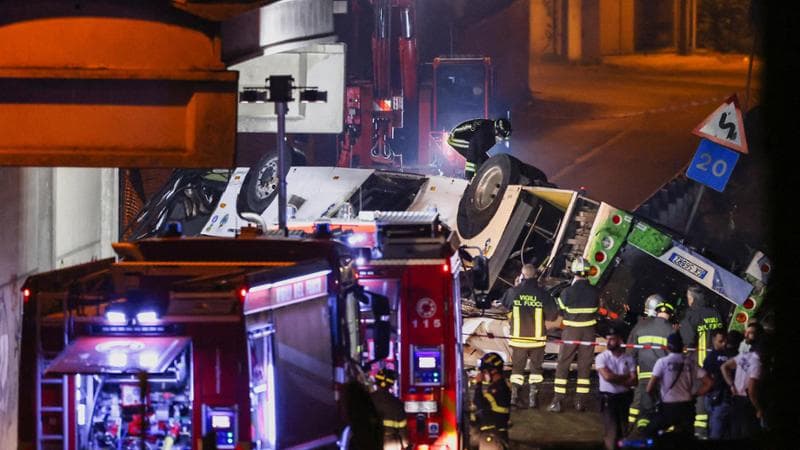 Mestre, pullman precipitato: 21 morti e 15 feriti. Un neonato tra le vittime, tutte identificate. Gravissimi 5 feriti. I dubbi sul guard-rail: “Sembra una ringhiera”