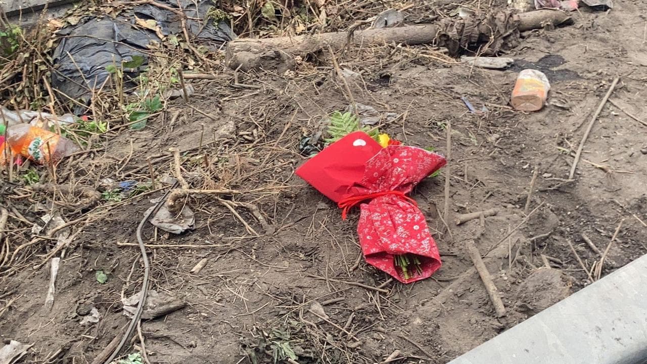Fiori sul luogo della tragedia
