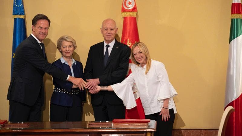 Il primo ministro dei Paesi Bassi Mark Rutte, la presidente della Commissione Ue Ursula von der Leyen, il presidente tunisino Kais Saied e la premier Giorga Meloni, in occasione della firma del Memorandum di intesa tra Ue e Tunisia, Tunisi, 16 luglio 2023
