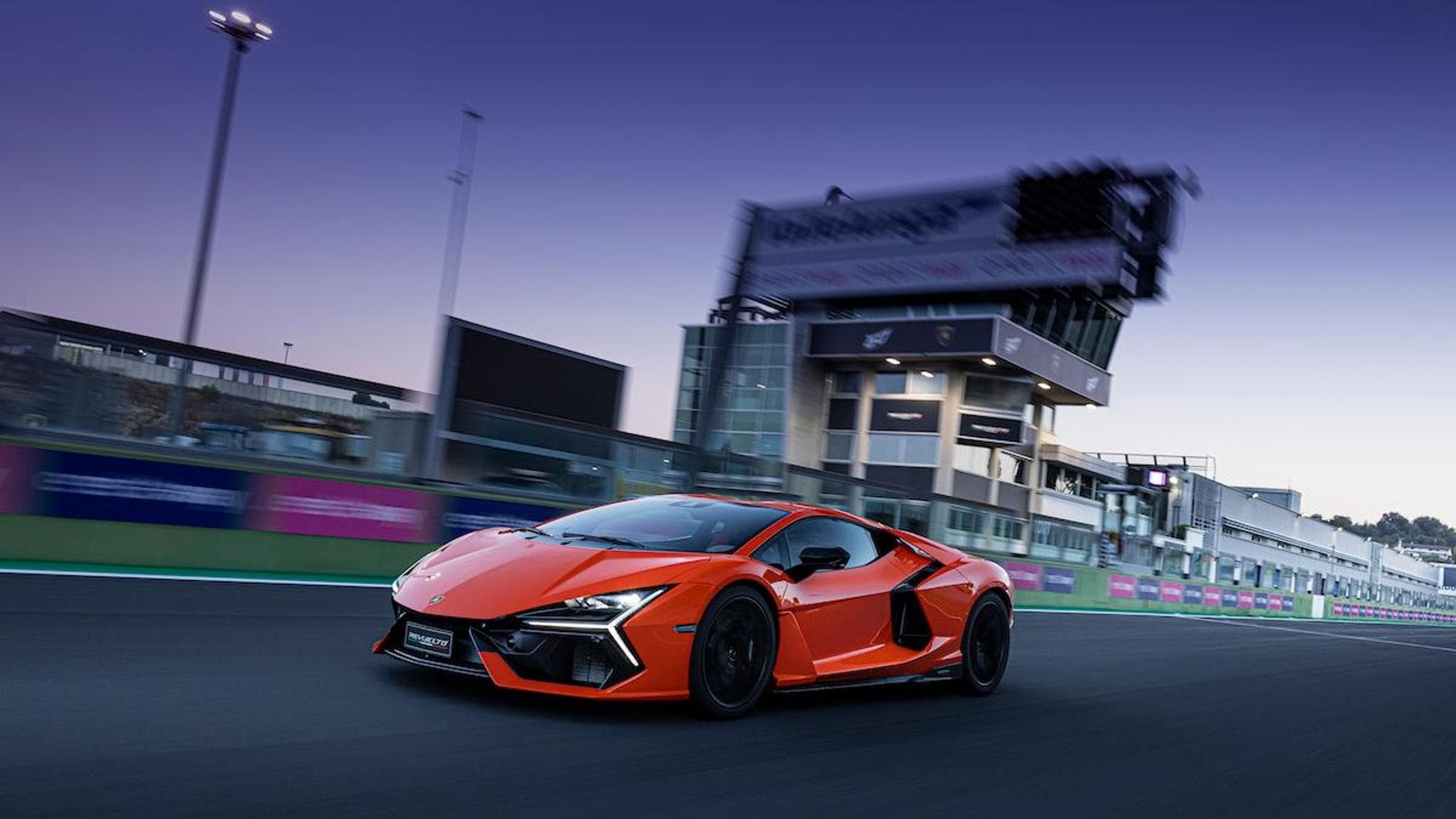 Incredibile Revuelto. In pista a Vallelunga con la prima Lamborghini ...
