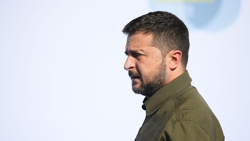 Nuovo invio armi a Kiev, M5S a Crosetto: “Riferisca in Parlamento”. Meloni vede Zelensky a Granada: “Sostegno fino a pace giusta”. Il leader ucraino: “Discusso di nuovi aiuti militari”