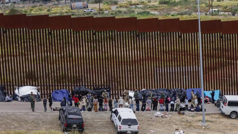 L’amministrazione Biden dà l’ok alla costruzione di un altro pezzo di muro con il Messico. Biden: “Fondi già destinati per quello”