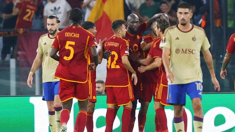 Lukaku festeggiato dai compagni dopo il gol
