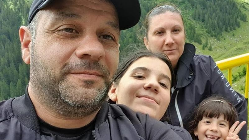 La famiglia romena con Mircea Gabriel Ogrezeanu,&nbsp;la moglie Mihaela Loredana e le due figlie di 8 e 13 anni Aurora Maria e Georgiana Elena
