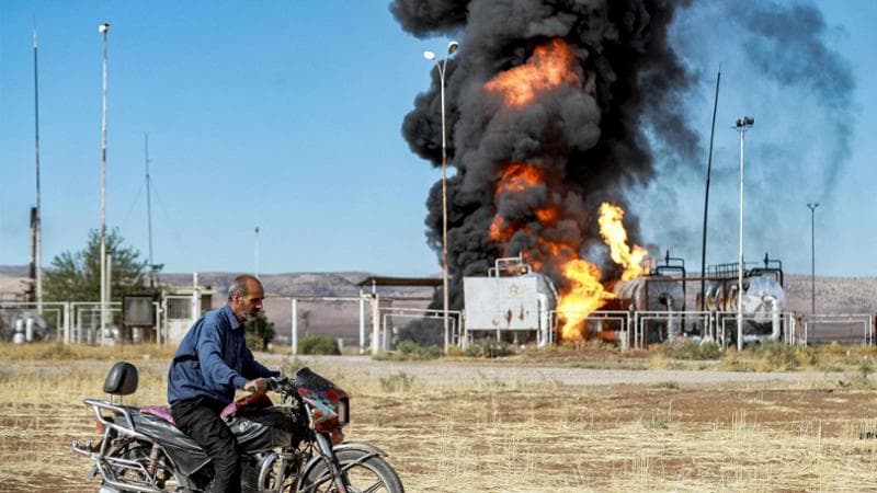 Un incendio causato da un bombardamento turco a&nbsp;al-Qahtaniyah nel Nord-Est della Siria
