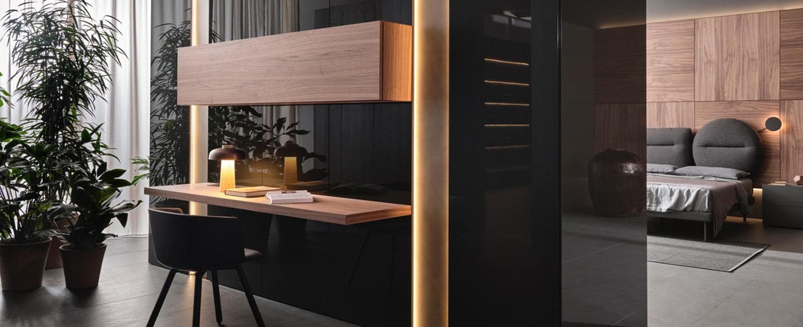 La nuova interpretazione bifacciale trasforma il retro di Camerino in una compatta postazione di lavoro, impreziosita da due inserti illuminanti
